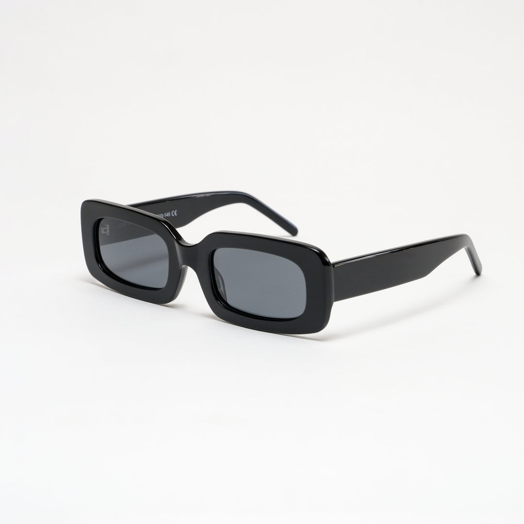 Fashionable black sunnies